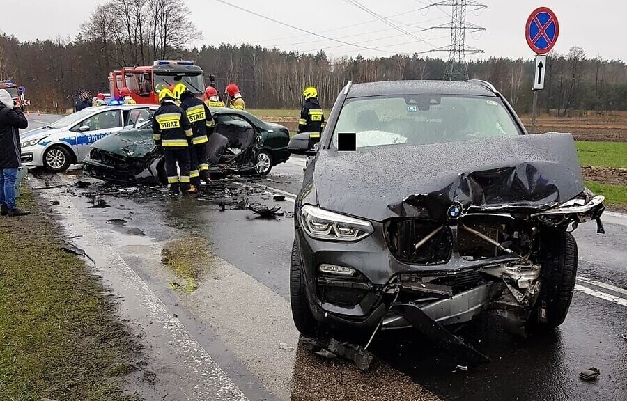 Dwie osoby ranne po czołowym zderzeniu