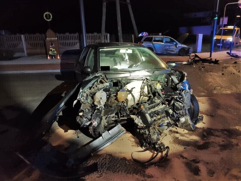 Dwie osoby ranne po wieczornym zderzeniu osobówek