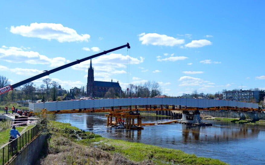 Kładka połączyła brzegi Pilicy