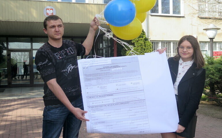 Wysłali PIT-y w kosmos. Happening przedstawicieli partii Korwin