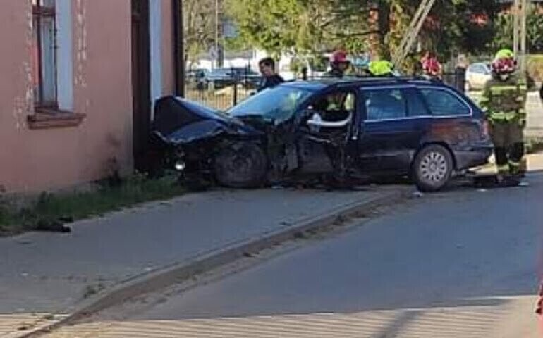 Samochód osobowy wjechał w budynek. Kierowca był pijany