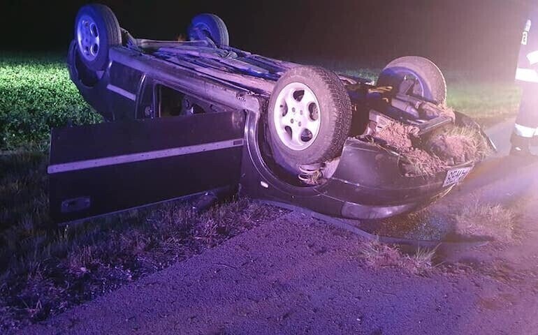 Dachowanie na drodze serwisowej. Kierowca zbiegł z miejsca wypadku