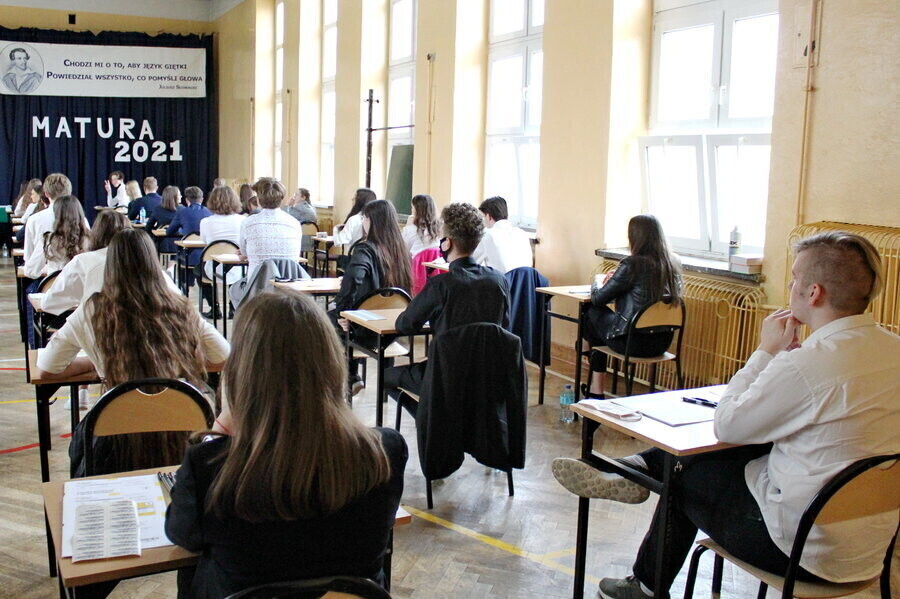 Uczniowie piotrkowskich szkół rozpoczęli maturę 2021