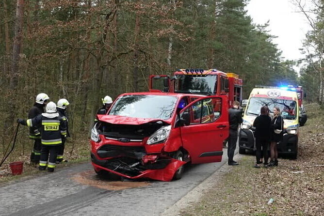 Czołowe zderzenie dwóch busów
