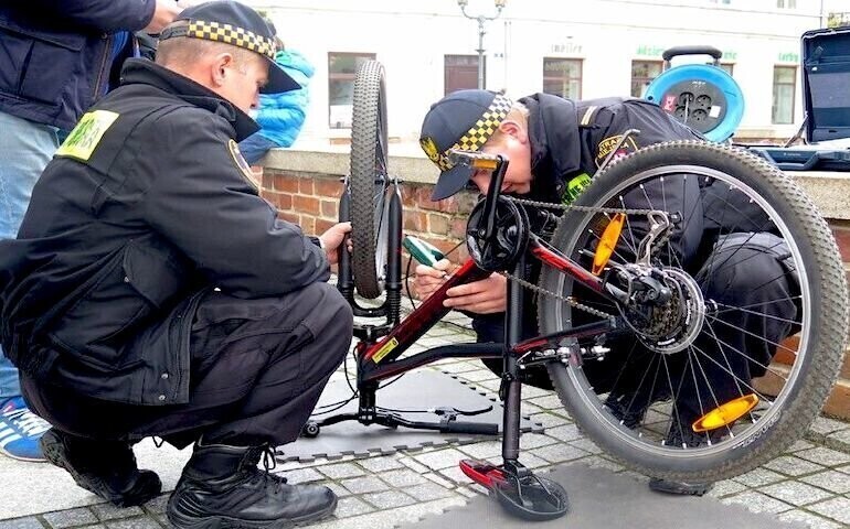 Oznakuj swój rower. Akcja piotrkowskiej straży miejskiej