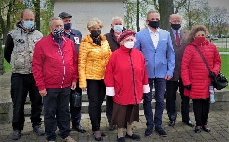 Narodowy Dzień Zwycięstwa. Lewica złożyła kwiaty pod pomnikiem