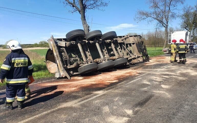 Wywróciła się naczepa z nieczystościami