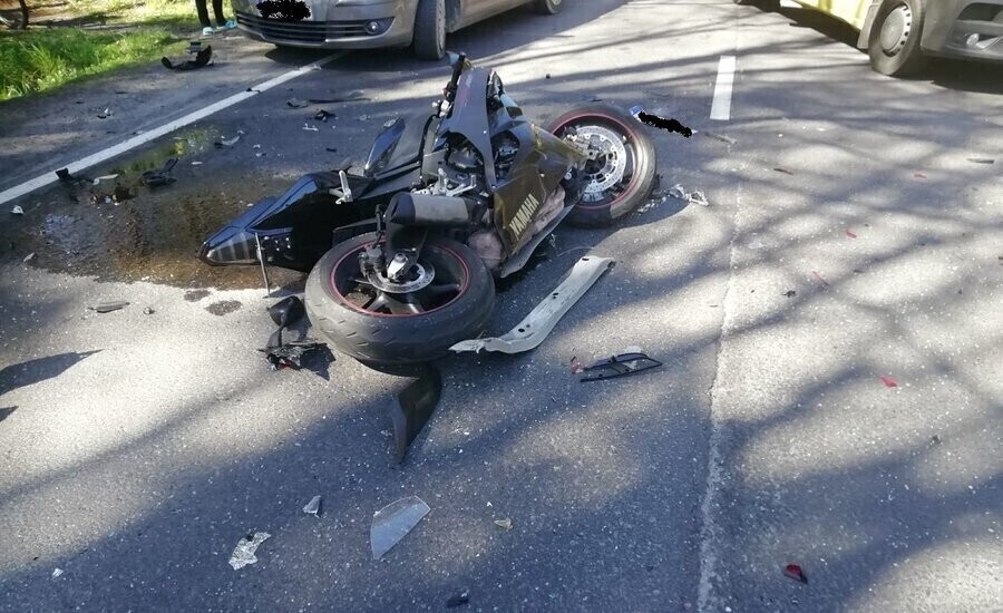 Zderzenie osobówki z motocyklem. Nie żyje 19-latka