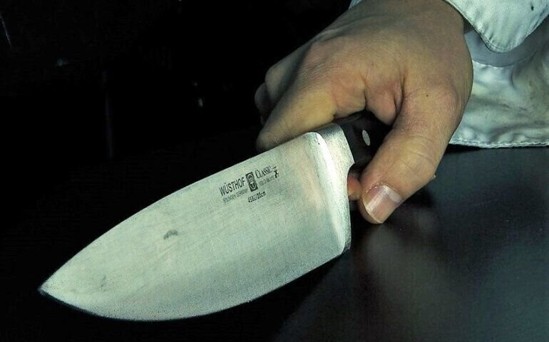 Zaatakował nożem policjanta i został postrzelony