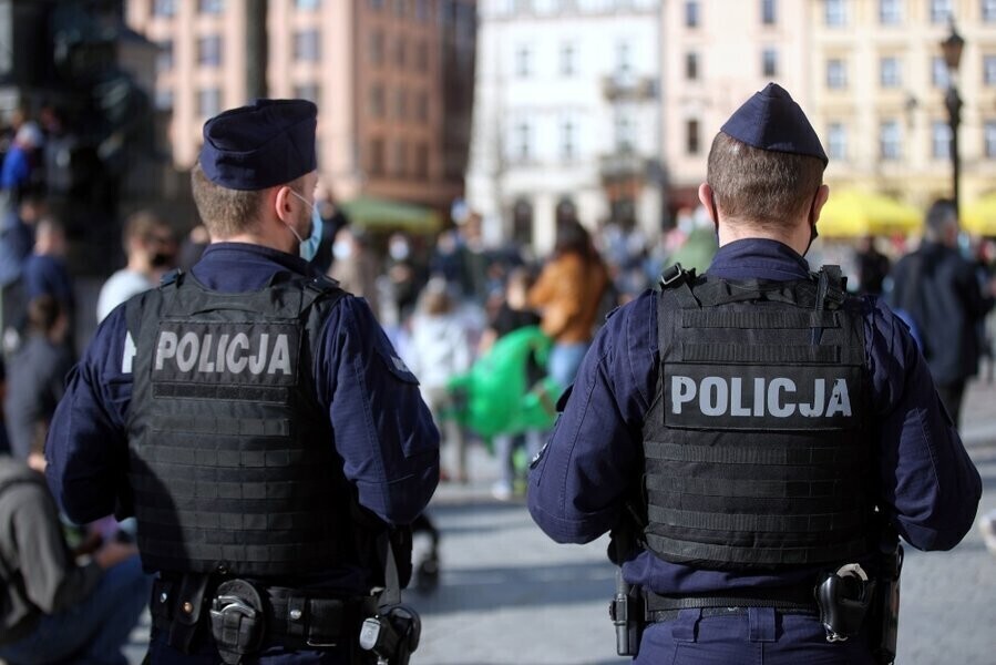 Policja niezmiennie będziemy sprawdzać czy obostrzenia są przestrzegane