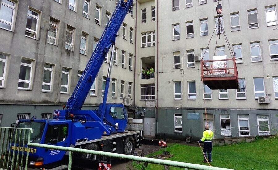 Dziura w ścianie i wyłamane okno szpitala wojewódzkiego WIDEO