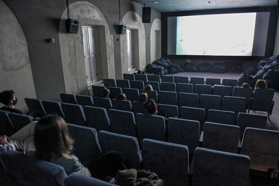 Kina teatry i filharmonie wznawiają działalność