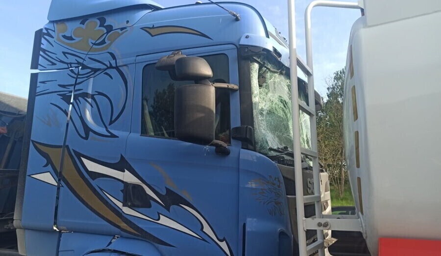 Zderzenie z udziałem cysterny przewożącej tysiące litrów paliwa