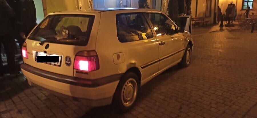 Uciekając przed policją wjechał w ogródek gastronomiczny