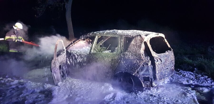 W gminie Gorzkowice doszczętnie spłonął samochód