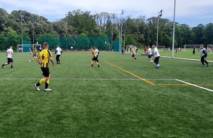 Trudne przeprawy faworytów w lidze piłkarzy-amatorów