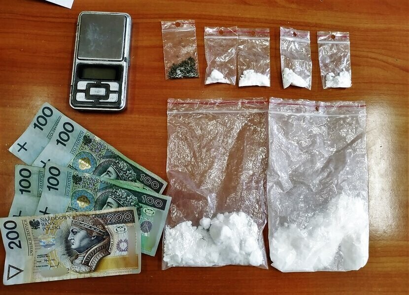 26-latek z narkotykami w rękach policjantów