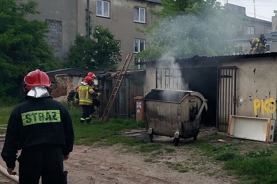 Trzy zastępy straży gasiły ogień przy Garncarskiej