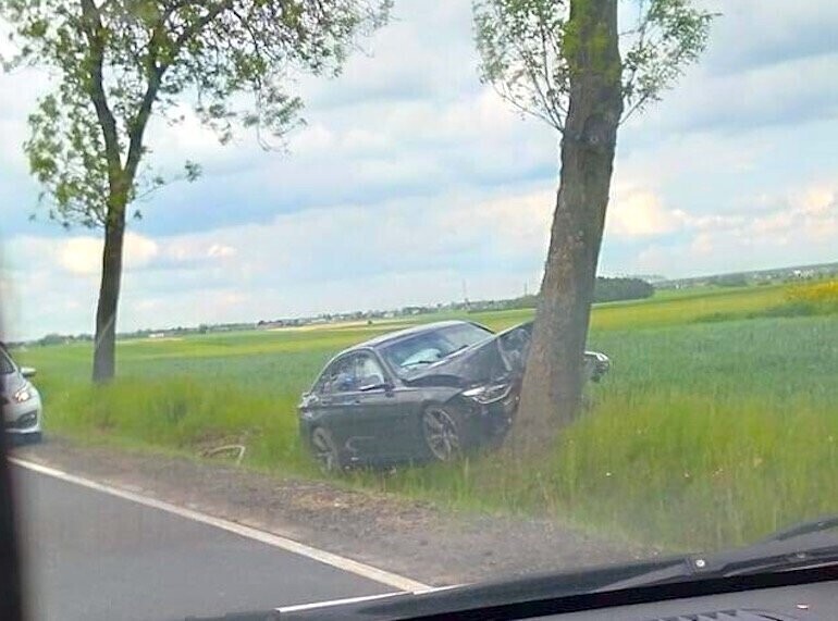 BMW uderzyło w drzewo