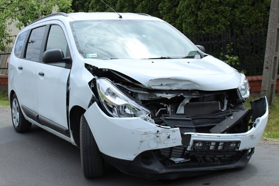 Kolizja z udziałem mercedesa i dacii