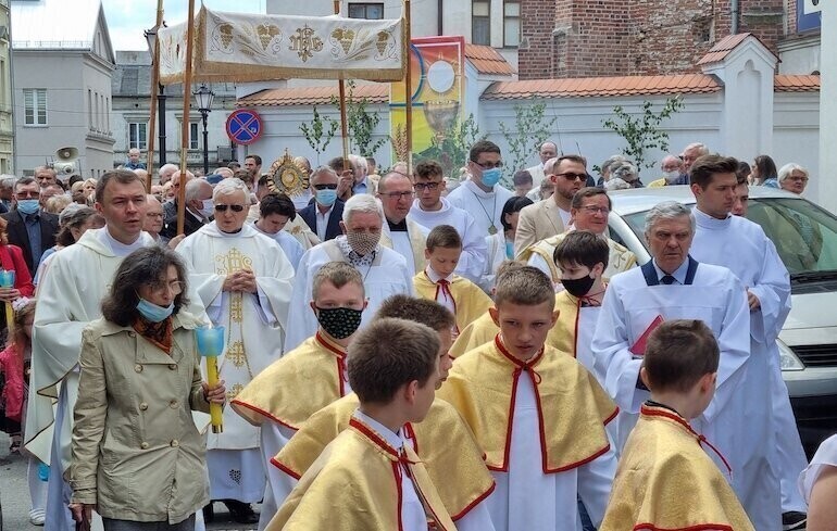 Procesje na ulicach miasta. Boże Ciało w Piotrkowie