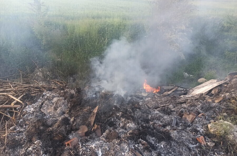 Strażacy z Piotrkowa i regionu walczyli z pożarem dzikiego wysypiska