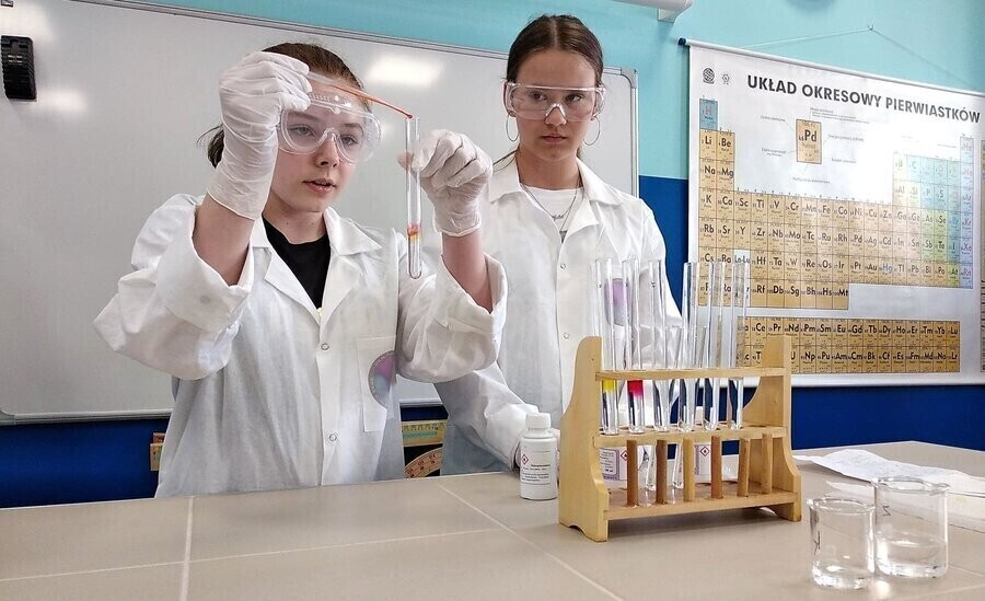 W SP nr 8 otwarto nową pracownię chemiczno-fizyczną