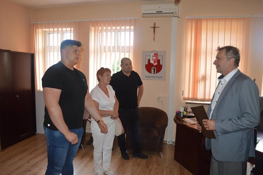 Spotkanie burmistrza z młodym utytułowanym sportowcem