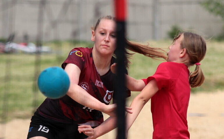 Młode piłkarki z Piotrkowa wygrały turniej plażowej piłki ręcznej galeria