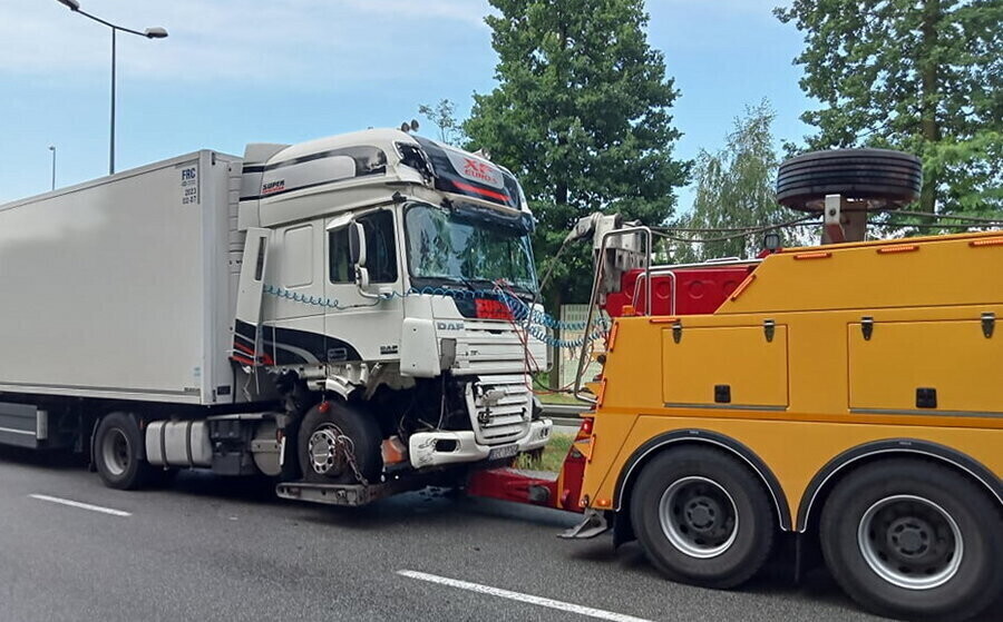 Kolizja dwóch samochodów na ul. Miast Partnerskich