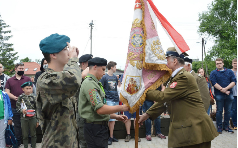 Sztandar AK trafił do piotrkowskiej młodzieży