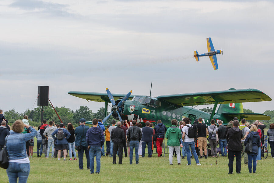 Piotrkowianie liczne bawili się na lotniskuGaleria