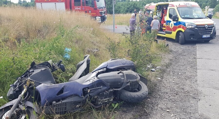 Skuter zderzył się z osobówką