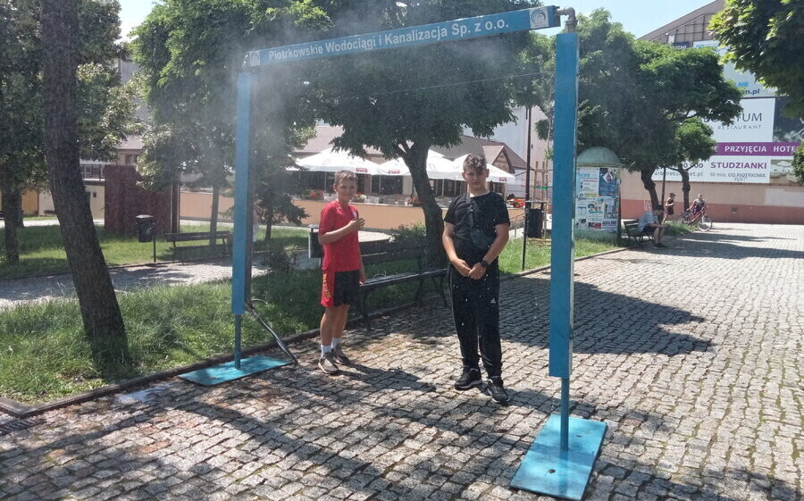 Powróciły upały. Miasto ustawiło specjalne kurtyny wodne