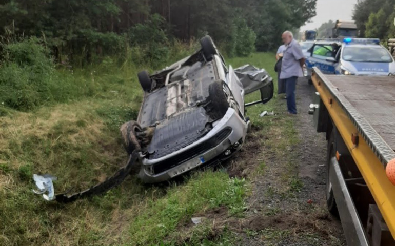 Samochód dachował na DK74 za Sulejowem