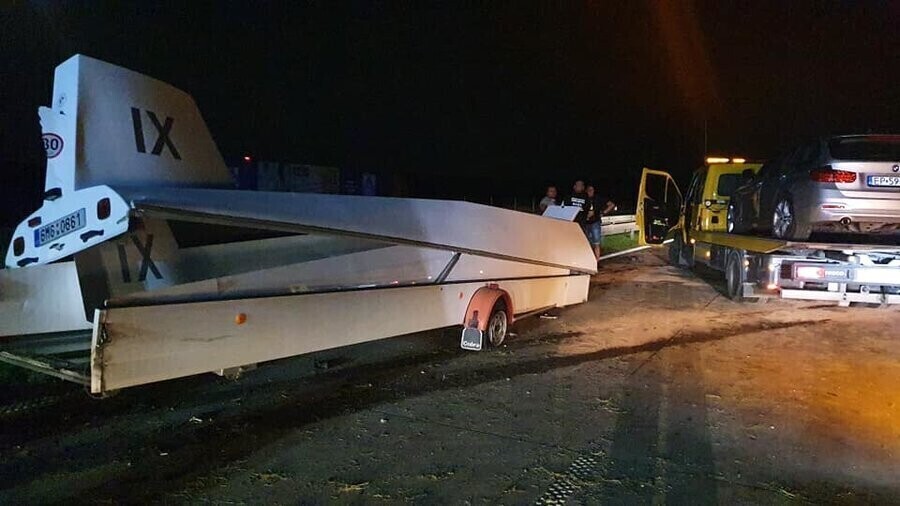 Pięć aut zderzyło się na S8. Jeden z nich przewoził szybowiec