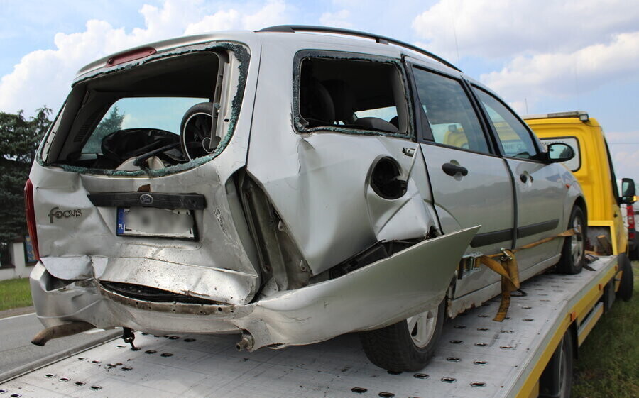 Zderzenie busa i dwóch osobówek w Jarostach