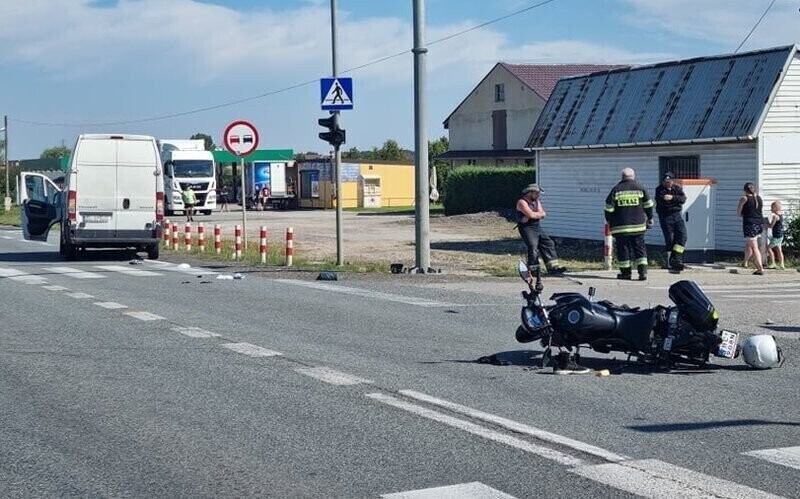 Samochód dostawczy uderzył w motocyklistę