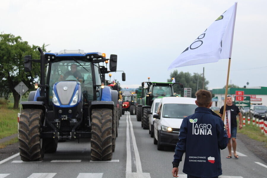 Agrounia zablokowała drogę między Piotrkowem a Srockiem FILM GALERIA