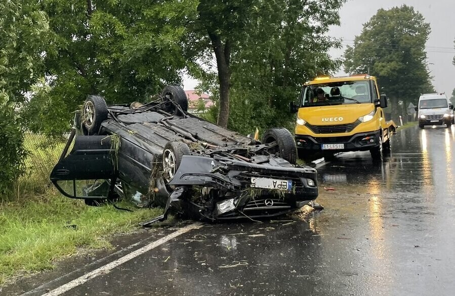 Nie dostosował prędkości do warunków. Dachował