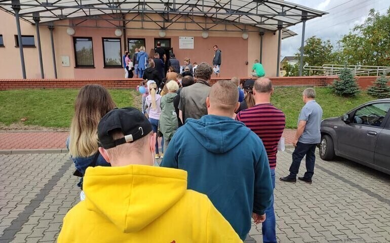Kolejka do szczepień w Woli Krzysztoporskiej