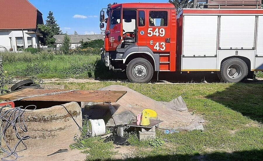 Chciała pomóc wnuczce. Seniorka utknęła w studni