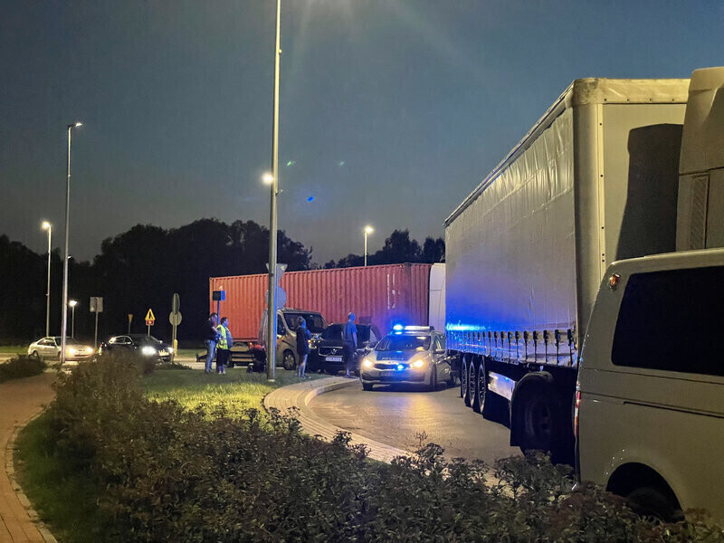 Osobówka zderzyła się z tirem na rondzie sulejowskim