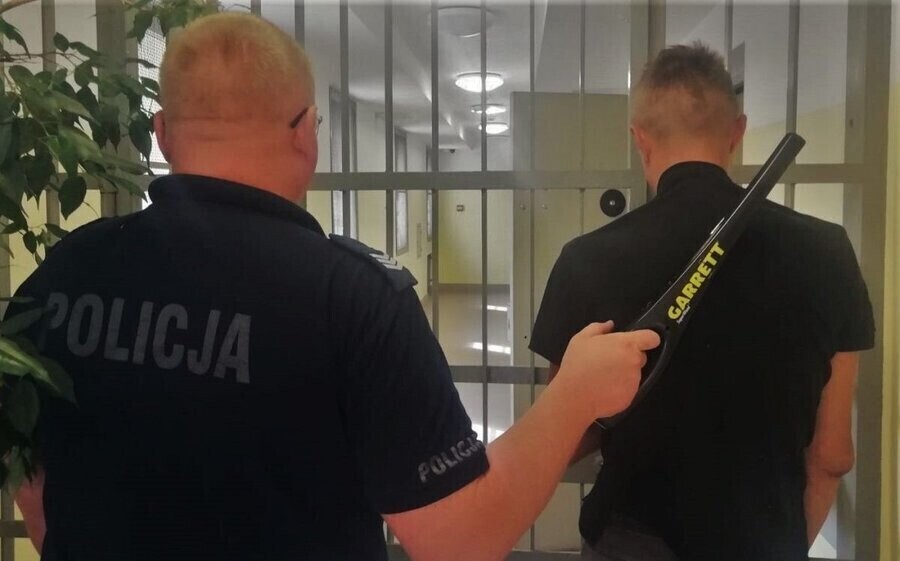 Niszczył pojazdy na parkingu. Był kompletnie pijany