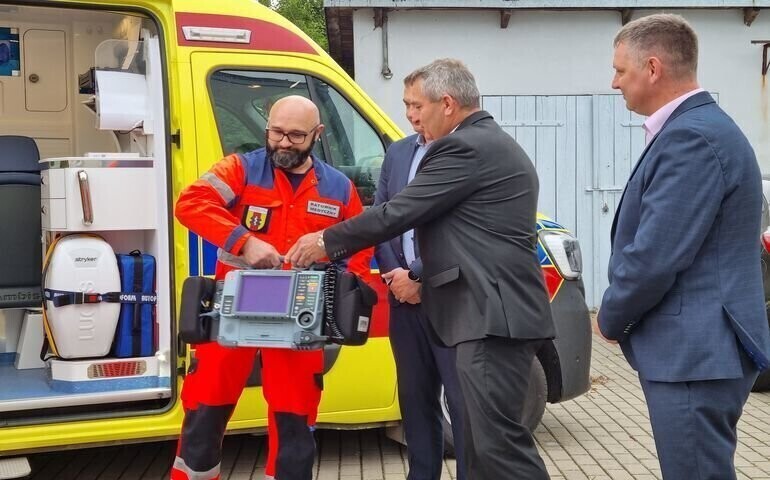 Karetka w Grabicy wyposażona w nowoczesny defibrylator