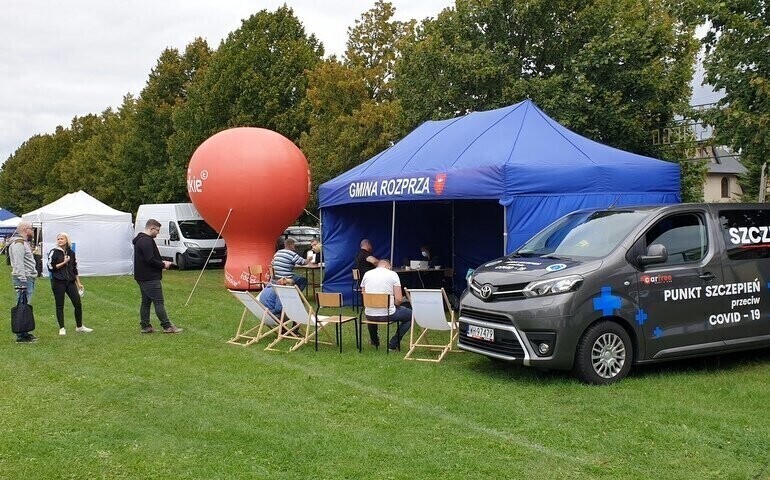 Mieszkańcy Rozprzy bawią się i szczepią
