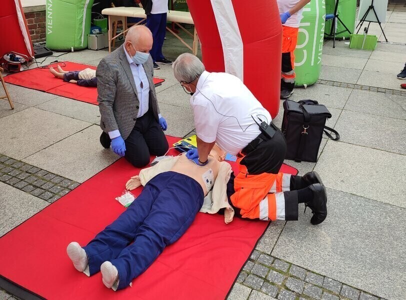 Piotrkowski magistrat otrzymał kolejny defibrylator