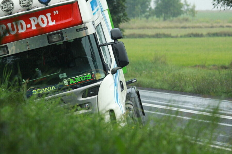 W Korytnicy ciężarówka wjechała do rowu