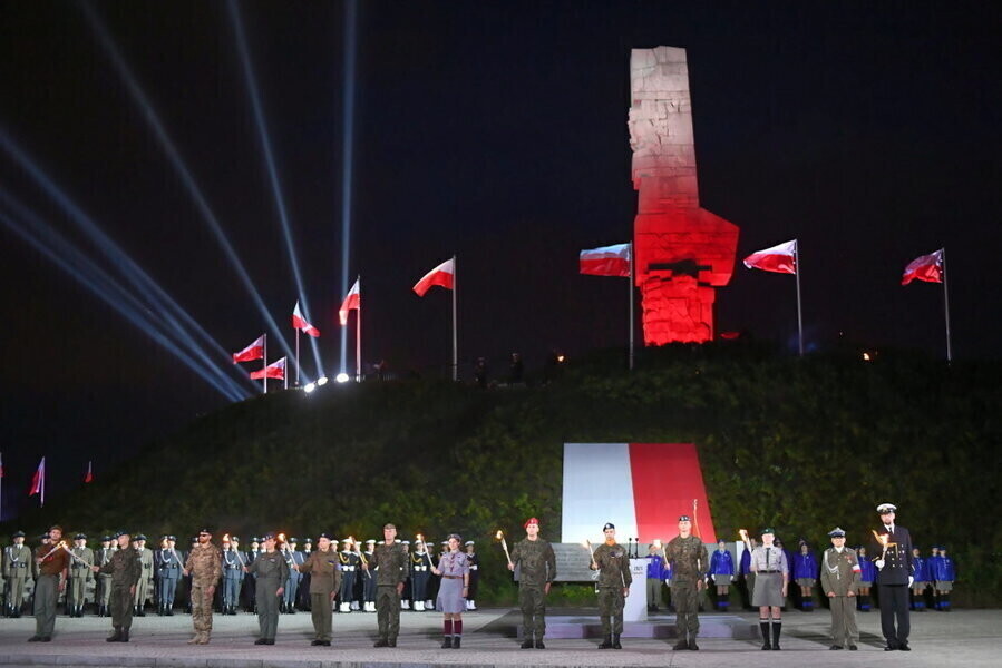 Premier Myli się katów z ofiarami przypisując odmienne role tym którzy bronili człowieczeństwa