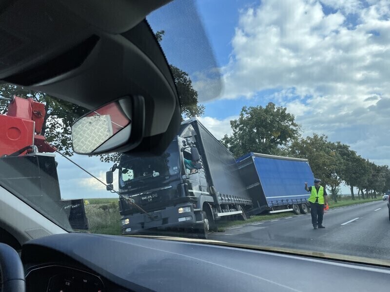 Ciężarówka w rowie